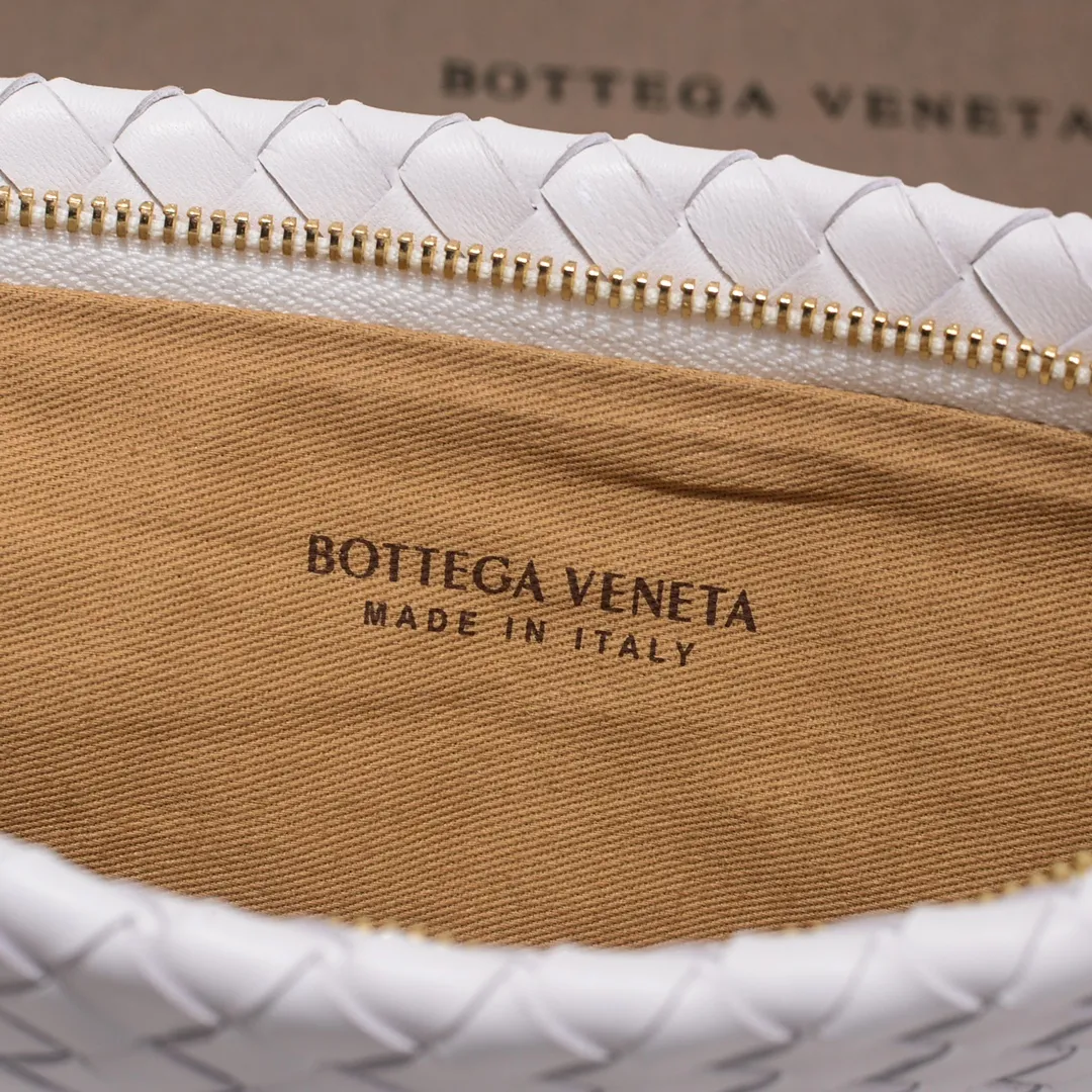 Bv 2022 new woven sheepskin handbag with woven fabric lining. This handbag continues the previous iconic weaving process. The leather is fine and genuine and feels very soft, and the overall shape is excellent. There are multiple card slots inside to store artifacts in an orderly manner. It looks casual, but it is the finishing touch to your whole body. Best choice for gifts or personal use. Size: 30cm, model: 80-2#